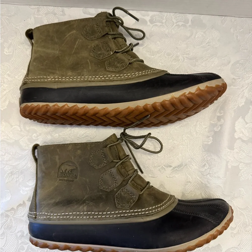 Sorel Out N‎ About Leather Casual Duck Boot Sage Black  Women’s 10 Waterproof